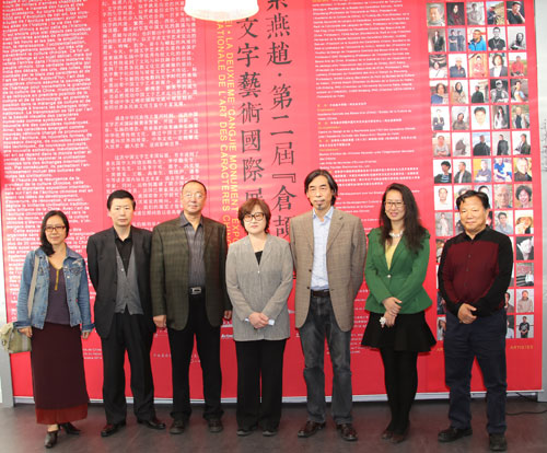 中國僑網(wǎng)主辦方在展覽前合影,。(法國《歐洲時報》/黃冠杰 攝)