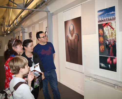 中國僑網(wǎng)展覽作品引起了觀眾的興趣。(法國《歐洲時報》/黃冠杰 攝)