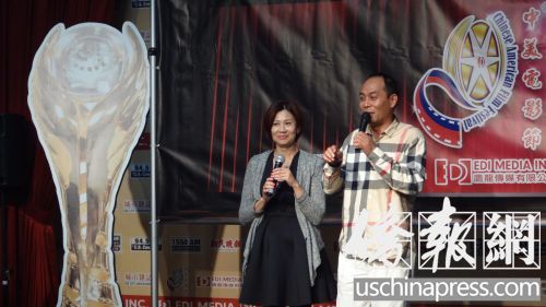 中國僑網(wǎng)電影節(jié)新聞發(fā)布會的嘉賓在一起合影,。(高睿 攝)