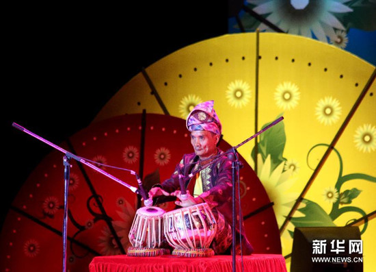 中國僑網(wǎng)在緬甸仰光,,演員表演傳統(tǒng)樂器。(吳昂/攝)