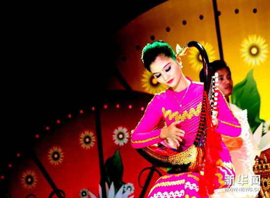 中國僑網(wǎng)在緬甸仰光,,演員表演傳統(tǒng)樂器。(吳昂/攝)