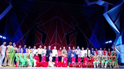 中國僑網(wǎng)2日晚,,在拉瓦格市CENTENNIAL ARENA劇場演出后,,駐拉瓦格市總領(lǐng)事、菲華各界聯(lián)合會主席、菲律賓北伊洛戈斯省長,、拉瓦格市長與演員合影