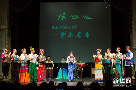中國(guó)僑網(wǎng)傣族女高音歌唱家金小鳳(中)率“云南聲音”藝術(shù)團(tuán)成員謝幕,。(弗爾季·奧蒂洛 攝)