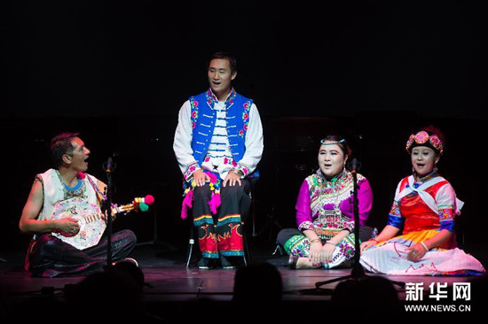 中國(guó)僑網(wǎng)“云南聲音”藝術(shù)團(tuán)的演員表演彝族和傈僳族的《情歌聯(lián)唱》,。(弗爾季·奧蒂洛 攝)