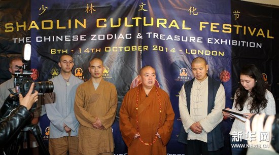 中國僑網(wǎng)10月8日,,在英國倫敦,,中國嵩山少林寺方丈釋永信(右三)在新聞發(fā)布會(huì)上發(fā)言,。(新華網(wǎng)/韓巖 攝)