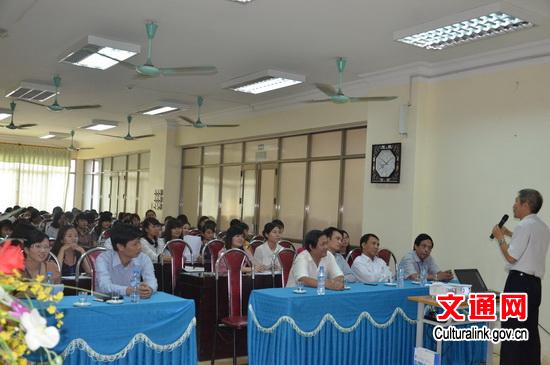 中國僑網(wǎng)雄王大學副校長、教師及學生在聽講座。(文化部網(wǎng)站)