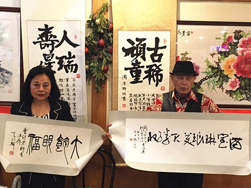 中國僑網(wǎng)周唐軒介紹即將登場的書法聯(lián)展,。(美國《僑報(bào)》/林宜瑩 攝)