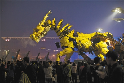 中國僑網(wǎng)“龍馬”嘴里噴著氣向前行進,。(周崗峰 攝)