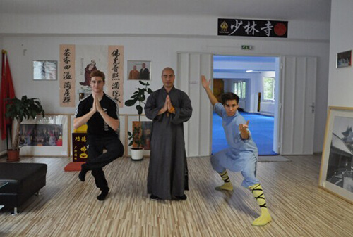 中國僑網(wǎng)延良法師同弟子Markus Hanisch和弟子天佑,。(法國《歐洲時(shí)報(bào)》中歐東歐版/王韻 攝)