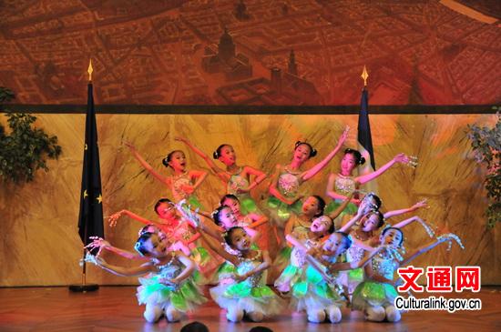 中國僑網(wǎng)小熒星藝術(shù)團(tuán)小演員們的精彩舞蹈表演。(文化部網(wǎng)站)