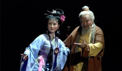 中國僑網(wǎng)旦角“梅花獎(jiǎng)”得主陳巧茹(左)主演女角蒲蘭,,凈角,、也是“梅花獎(jiǎng)”得主孫普協(xié)(右)演白老頭。(美國《世界日報(bào)》)