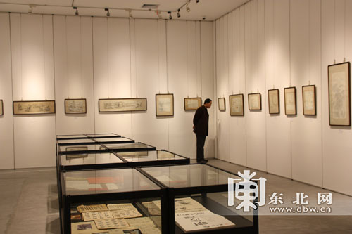 中國僑網(wǎng)一名觀眾在參觀畫展,。(楊帆 攝)