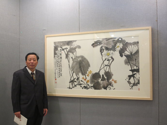 中國僑網(wǎng)魏來五道與其畫作《荷娘圖》(部分)