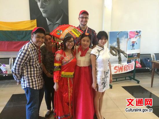 中國(guó)僑網(wǎng)中國(guó)展位的越南學(xué)生身穿中國(guó)壯族服裝,。(文化部網(wǎng)站)