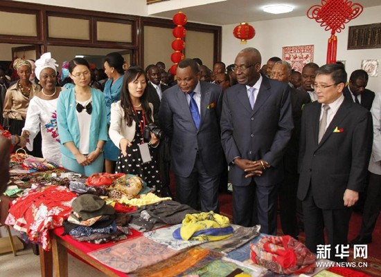 中國(guó)僑網(wǎng)10月15日,,剛果(布)國(guó)務(wù)部長(zhǎng)弗洛朗·齊巴(前右二)與文化與藝術(shù)部長(zhǎng)讓·克勞德·加高索(前右三)參觀(guān)中國(guó)手工藝品展臺(tái),。(劉鍇 攝)