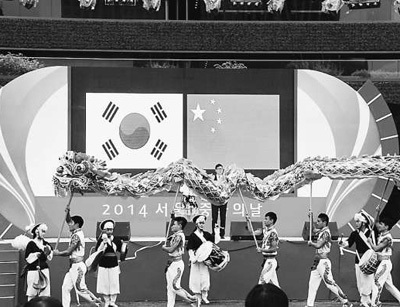 中國僑網(wǎng)伴隨著韓國農(nóng)樂鏗鏘的節(jié)奏,,中國舞龍隊精彩的表演深深吸引了當?shù)赜^眾,。(萬宇 攝)