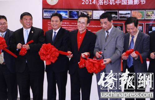 中國僑網(wǎng)文化參贊車兆和(左四),、阿罕布拉市市長沈時(shí)康(左二)洛杉磯中國攝影節(jié)執(zhí)行主席金問褆(左五),、杭州文聯(lián)副主席張友國(左三)等在洛杉磯中國攝影節(jié)開幕式上剪彩。(美國《僑報(bào)》/邱晨 攝)