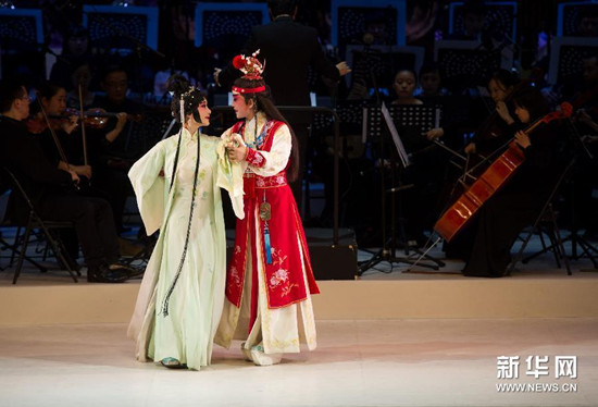 中國(guó)僑網(wǎng)10月19日,,北方昆曲劇院的演員在昆曲交響清唱?jiǎng) 都t樓夢(mèng)》的彩排演出中,。(羅曉光 攝)