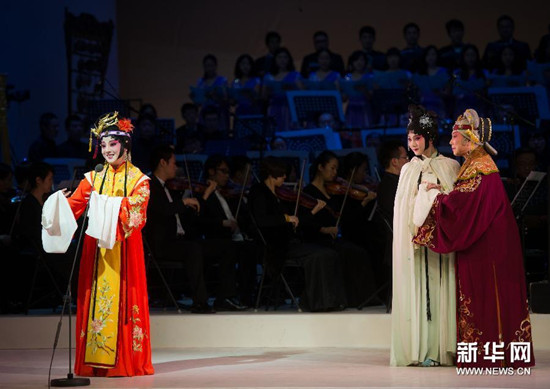 中國(guó)僑網(wǎng)10月19日,北方昆曲劇院的演員在昆曲交響清唱?jiǎng) 都t樓夢(mèng)》的彩排演出中,。(羅曉光 攝)