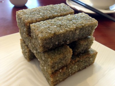 中國(guó)僑網(wǎng)上海人特色早餐苔條粢飯條,。(美國(guó)《世界日?qǐng)?bào)》/張宏 攝)