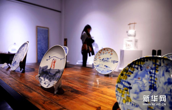 中國僑網(wǎng)一名女子在“云空間”藝術(shù)展廳內(nèi)觀賞“藍(lán)色革命”聯(lián)展作品,。(陳子夏 攝)