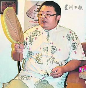 中國僑網(wǎng)手搖一蒲扇,輔以伴隨《封神榜》劇情那充滿畫面感的聲調(diào),,林志誠的講古,,靠的是勤練苦工和自小閱讀章回小說打下的基本功。(馬來西亞《星洲日報》)