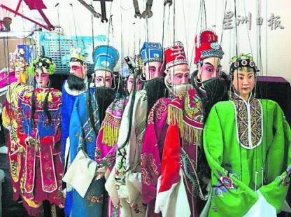 中國(guó)僑網(wǎng)每個(gè)木偶高約兩尺半,,少者8線,,多者16線。(馬來(lái)西亞《星洲日?qǐng)?bào)》)