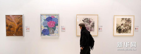 中國(guó)僑網(wǎng)10月23日,,參觀者在觀看展出的作品,。(姚劍鋒 攝)