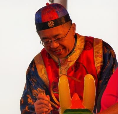 中國僑網(wǎng)杰城龍舟賽主席殷長(zhǎng)虹為龍舟點(diǎn)睛,。(美國《世界日?qǐng)?bào)》)