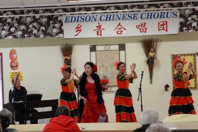 中國僑網(wǎng)圖為女高音獨唱。(美國《世界日報》)