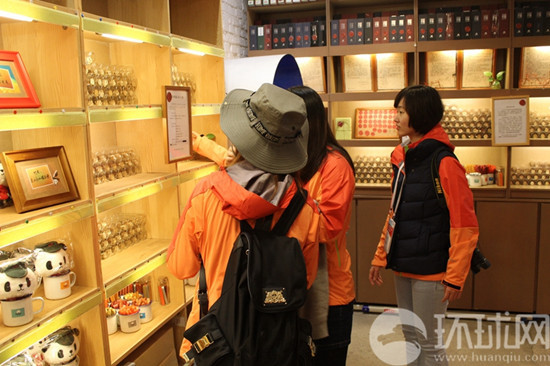 中國僑網(wǎng)代表團(tuán)成員對(duì)琳瑯滿目的商品充滿好奇,。