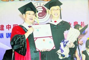 中國僑網(wǎng)68歲高齡畢業(yè)于中國福建中醫(yī)藥大學(xué),,李松昌比講師院長還年長,。(馬來西亞《光明日報》)