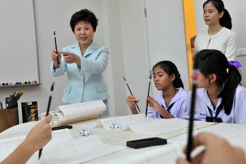 中國僑網(wǎng)圖為初慶玲女士教泰國學生寫書法,。(高健鈞 攝)
