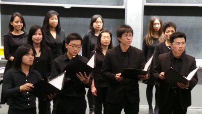 中國僑網(wǎng)麻省理工劍橋合唱團(tuán)演唱意境深遠(yuǎn)的《送別》。(美國《世界日報》/唐嘉麗 攝)