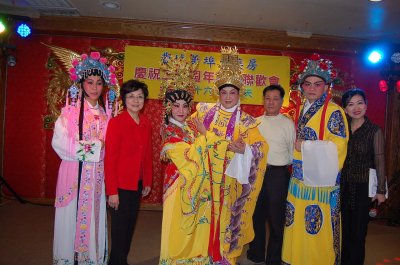 中國僑網(wǎng)圖為陳少聲(右三)率領的藝新聲劇團演出《七月七日長生殿》,,獲得全場熱烈掌聲,;右一為擔任司儀的張桂蓮,。(美國《世界日報》/劉麟 攝)