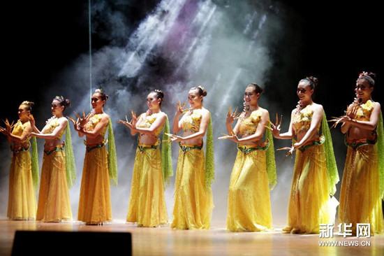 中國僑網(wǎng)在緬甸仰光,,云南藝術(shù)團(tuán)演員表演節(jié)目,。(吳昂 攝)