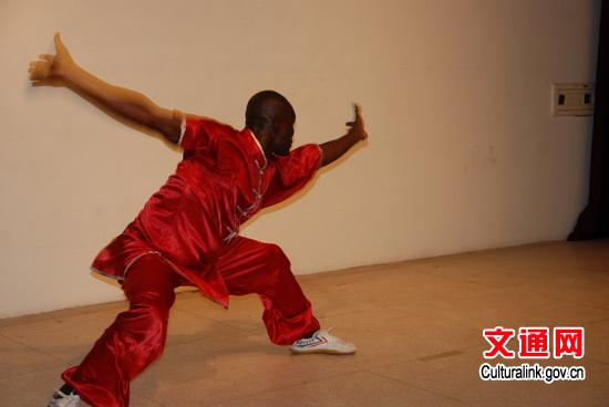 中國僑網(wǎng)文化中心武術(shù)班學(xué)員八極拳表演。(曹肅 攝)