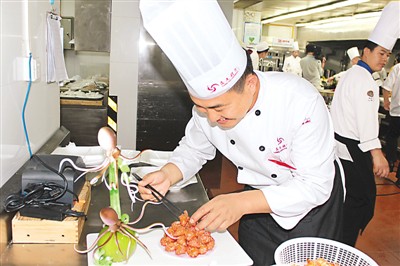 中國(guó)僑網(wǎng)中國(guó)選手在制作元寶蝦。(單衍春 攝)