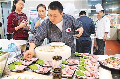 中國(guó)僑網(wǎng)日本選手在比賽中,。(單衍春 攝)