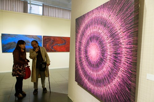 中國僑網(wǎng)一位觀眾指著參展中國藝術(shù)家孟祿丁的油畫作品《元速》說:“我以前見過這幅作品,!它給我留下了很深的印象,。”(法國《歐洲時(shí)報(bào)》/李旭 攝)