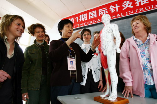 中國僑網(wǎng)2007年4月16日,,蘇州第1期國際針灸推拿刮痧基礎(chǔ)班正式開學(xué),一群洋太太們正在教師的指導(dǎo)下學(xué)習(xí)中醫(yī)人體經(jīng)絡(luò)圖,。