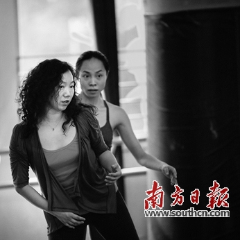 中國(guó)僑網(wǎng)《狐眼愛語(yǔ):穿梭于你我之間的TA》劇排練花絮,。(陳靖文 攝)