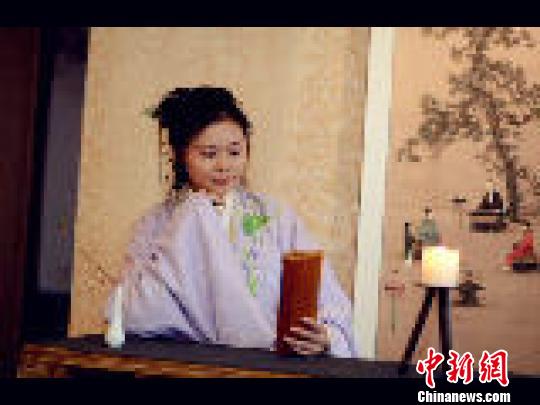 中國僑網(wǎng)漢服展示現(xiàn)場,?!√评铈律z