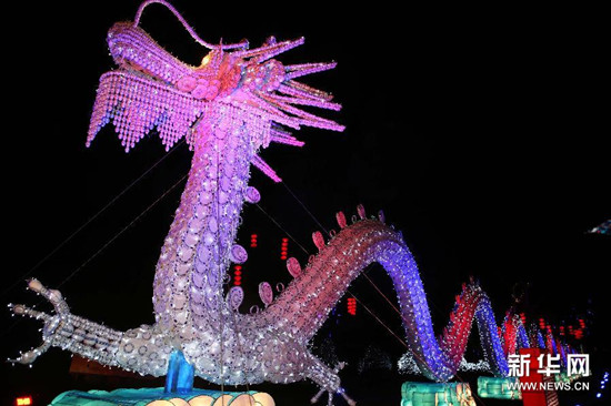 中國(guó)僑網(wǎng)在英國(guó)西南部維爾特郡朗麗特行宮拍攝的巨龍宮燈,,整條龍由23000個(gè)杯子和碗碟點(diǎn)綴而成。(韓巖 攝)
