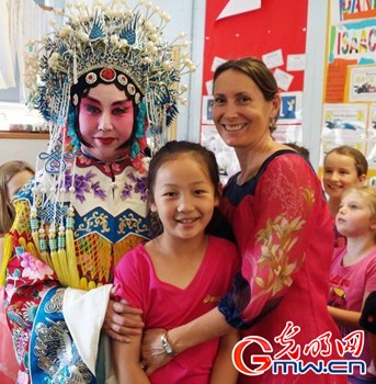 中國(guó)僑網(wǎng)鄒幗(前右一)和澳大利亞小朋友一起分享中國(guó)國(guó)粹京劇,。(潘云 攝)