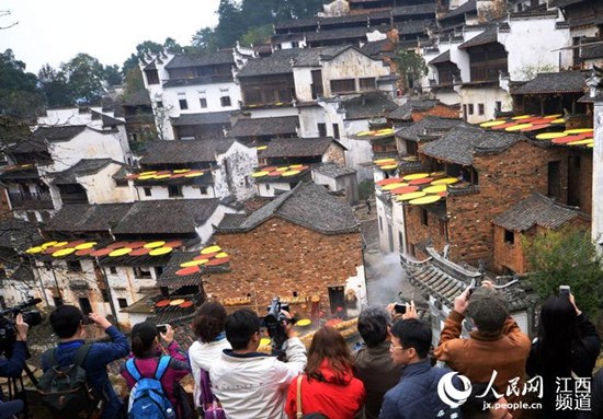 中國僑網(wǎng)婺源篁嶺景區(qū)迎來外媒記者,,他們被眼前的美景吸引,,和游客一起拍攝欣賞古村落美景。