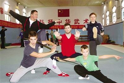 中國(guó)僑網(wǎng)來自捷克的功夫五人組(后排左一為翁儀)
