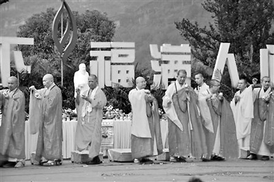 中國僑網(wǎng)高僧大德為茶博會祈福。