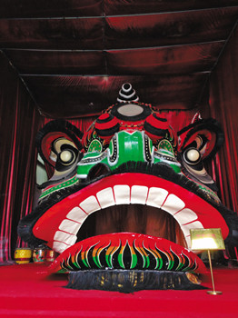 中國僑網(wǎng)佛山獅頭較大而圓,,額位寬,,嘴較平寬,。(李程 攝)