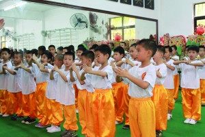 中國僑網(wǎng)西樵學生在黃飛鴻獅藝武術館學習武術,。(何必 攝)